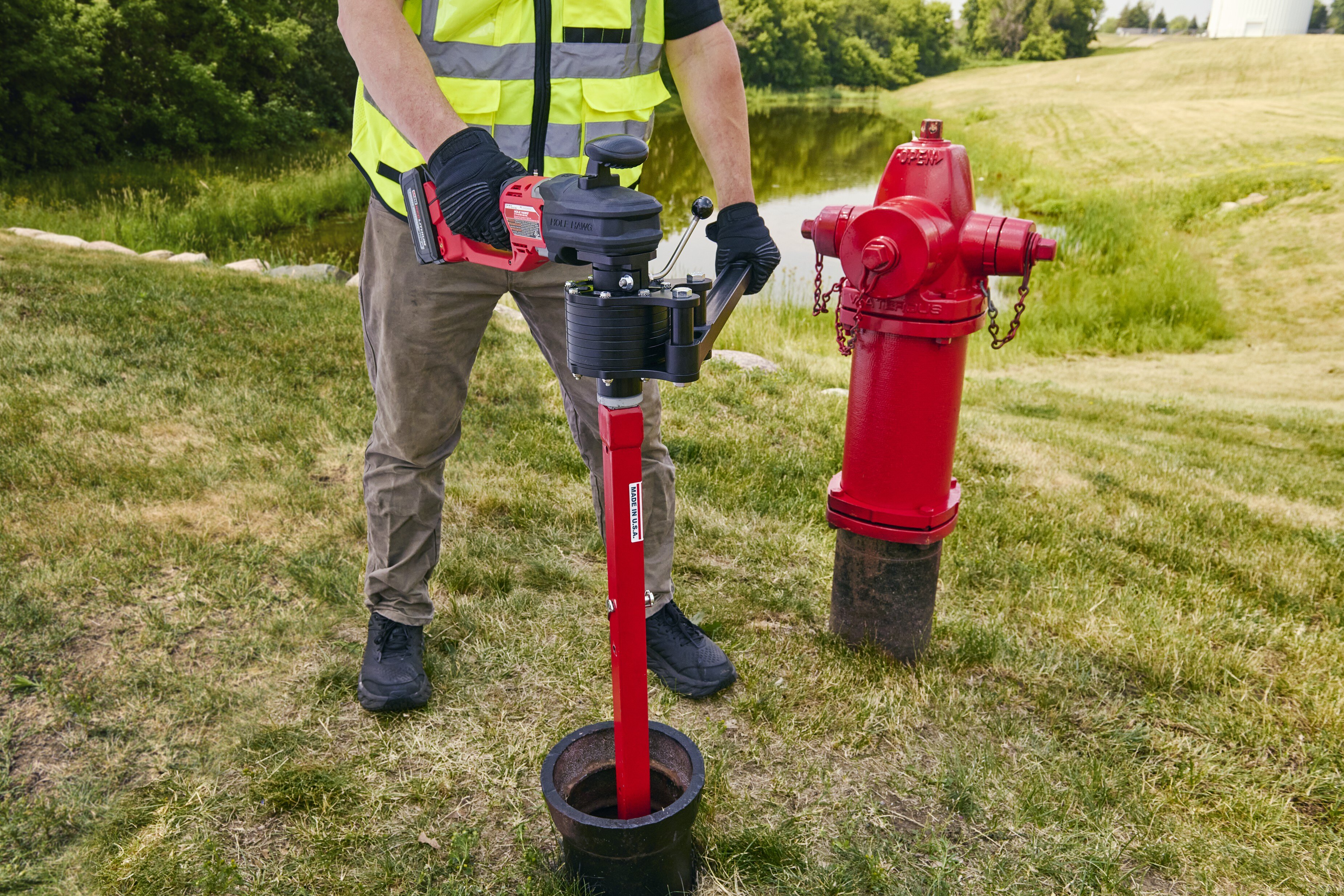 Hydrant_Buddy_Gate_Valve_Key_in_hole_with_operator_A_v2 (1)-jpg